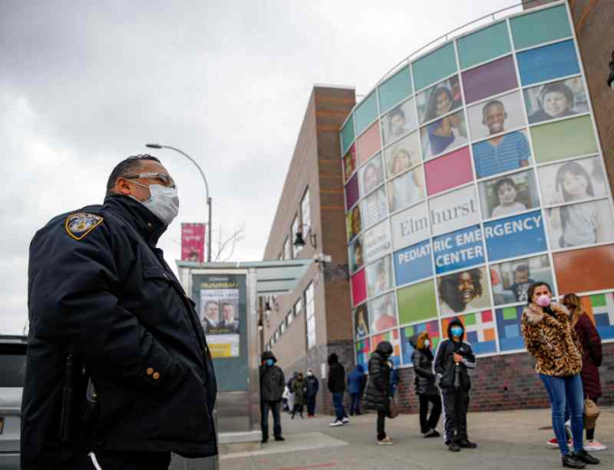 紐約市警局有2318名警員確診新冠肺炎。AP