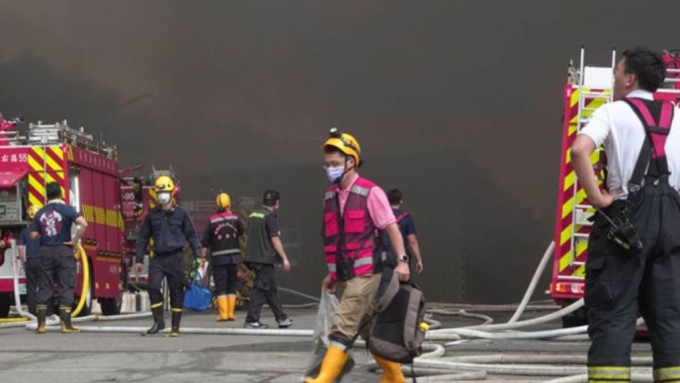 有台湾的现役消防员不满人手不足，10年来已有43名消防员殉职。中时新闻