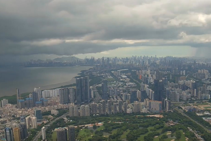 受台风「派比安」影响，深圳迎来暴雨恶劣天气。