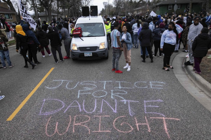 美非裔男子遭警员击毙触发示威。AP图片
