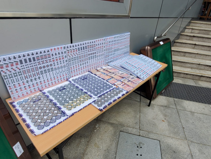 警方展示檢獲的賭博用具。