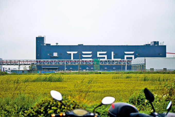 特斯拉上海厂准备今天复工。