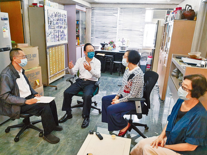 中聯辦副主任譚鐵牛日前到銅鑼灣探訪中醫診所。