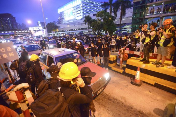 示威者红隧口免费放行车辆 。资料图片