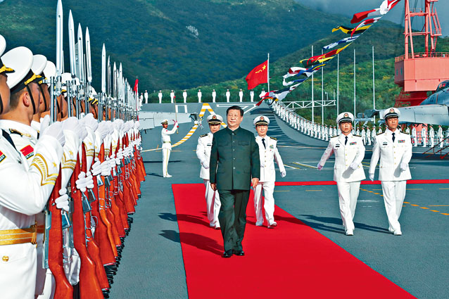 第一艘國產航空母艦山東艦昨天在海南三亞交付海軍，習近平在儀式結束後登上山東艦，檢閱儀仗隊。