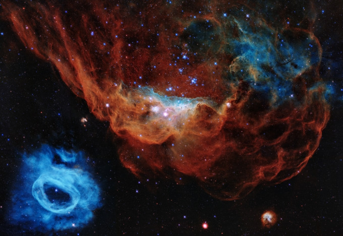 红色星云（NGC 2014）及其旁边的蓝色星云（NGC 2020）。 NASA网站图片