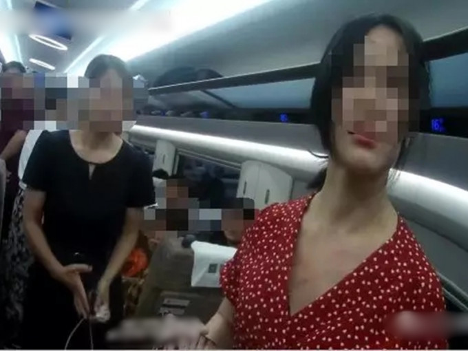 内地两名女乘客在一辆从南昌开往济南的高铁上发生冲突。 网图