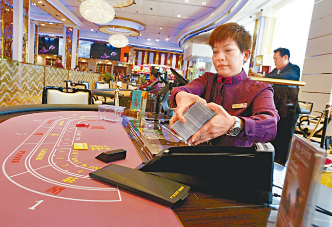 澳門立法會通過修改《博彩法》法案，賭牌批給上限6個，禁止轉批給。