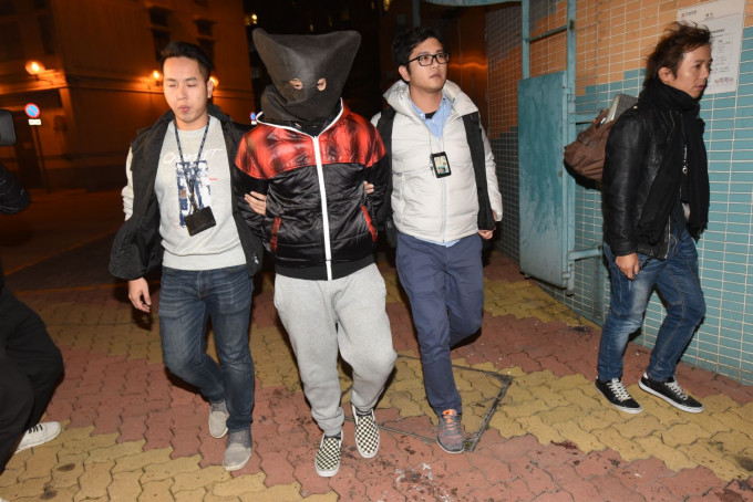 警方拘捕一名18岁青年。徐裕民摄