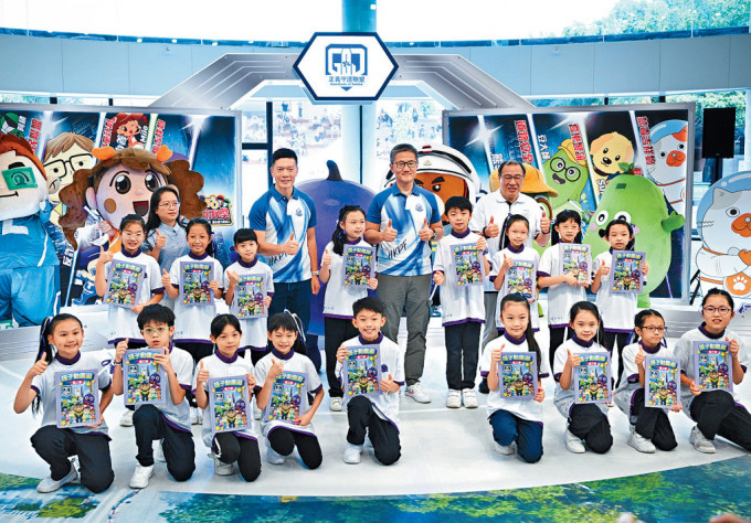 警方舉行「好市民獎巡迴展覽」，主題為「正義守護聯盟結盟日」，警務處處長蕭澤頤出席並與一班兒童留影。