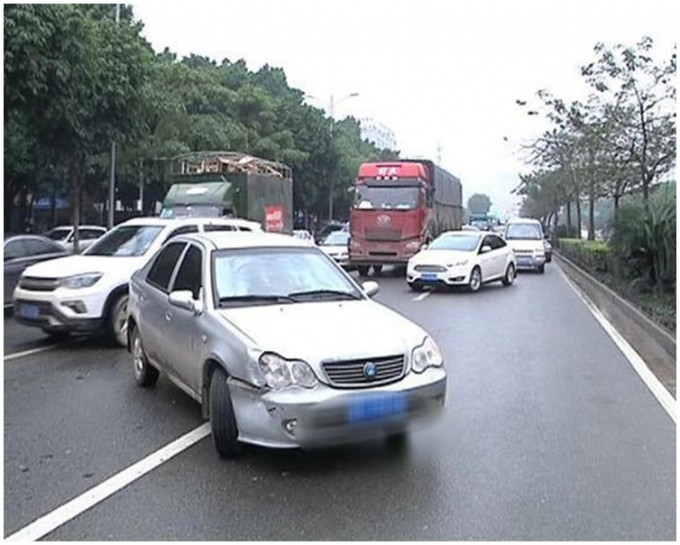 事故造成該路段大塞車。