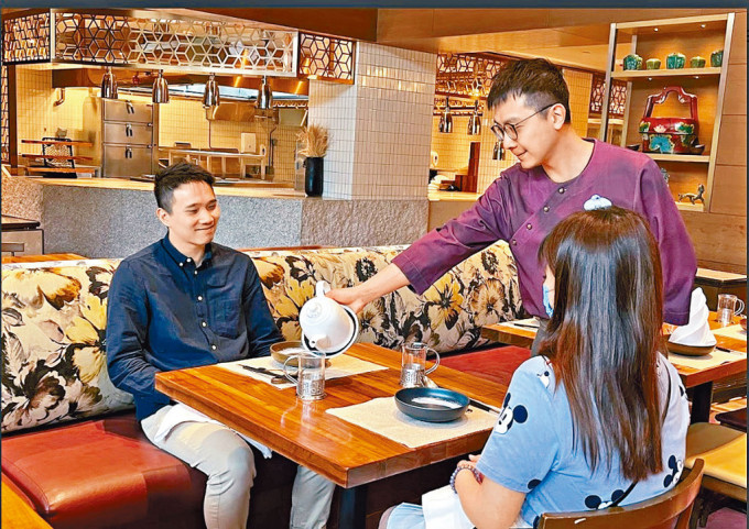 香港迪士尼樂園為旗下3家酒店招聘約400人，主要是房務員、前台接待員、餐廳款待員及廚師等。