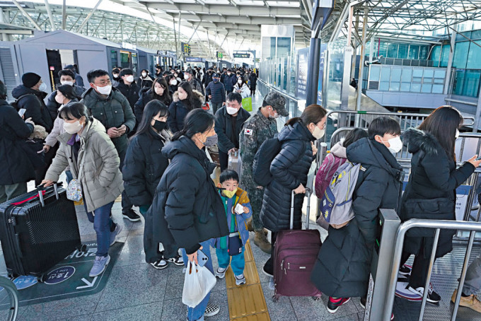 農曆新年前夕，首爾火車站周五湧現大量乘客。