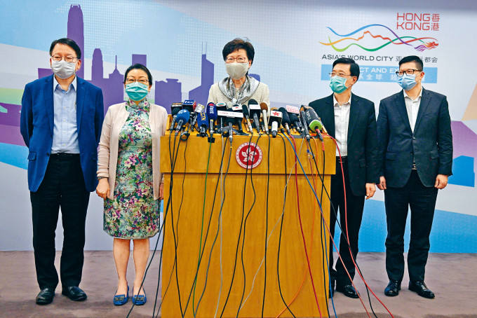 林鄭月娥（中）與鄧炳強（後排右起）、李家超、鄭若驊及陳國基在北京見記者。