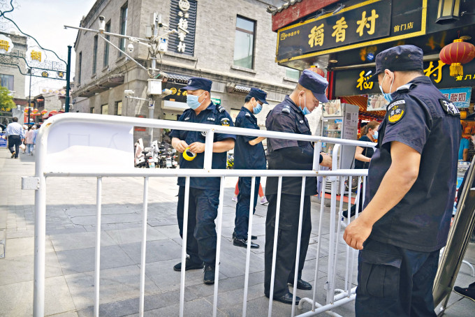 北京加碼防疫，市民進入商業街要掃碼。