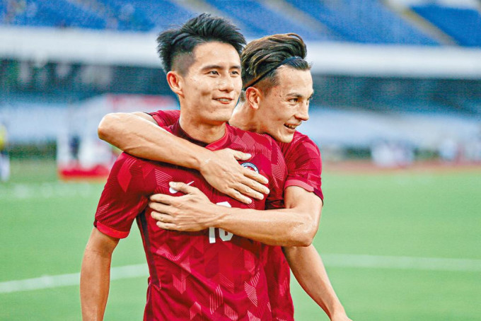 黃威（左）與安永佳今仗各入一球，助港隊2:1擊敗阿富汗。