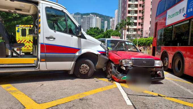 警車與的士相撞，司機腰痛送院。