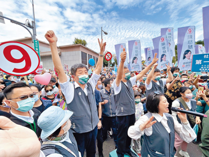 民进党台北市长候选人陈时中（前左二）昨天出席大游行。