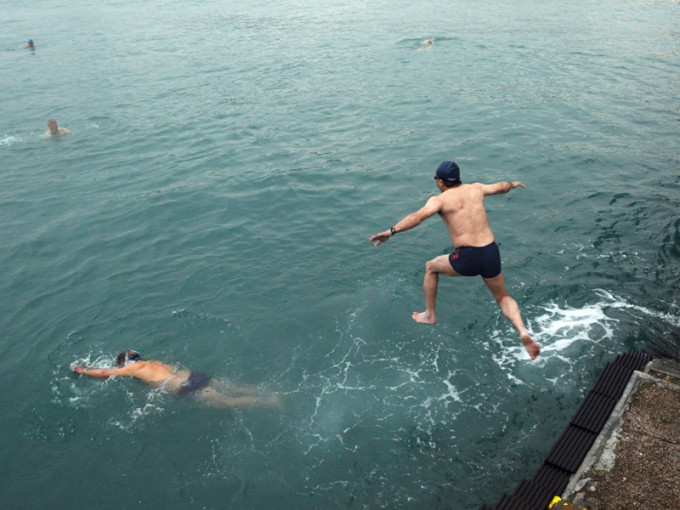 八號風球下仍有不少泳客到紅磡碼頭一帶游早水。資料圖片