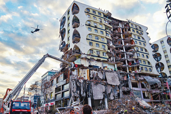土耳其拆卸一幢損毀樓宇。