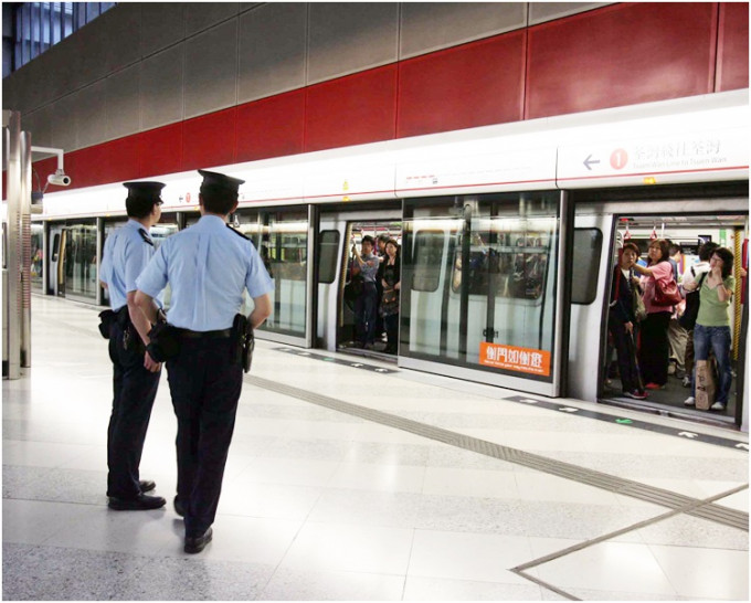 事发于荔景站一辆驶往荃湾的列车上。资料图片