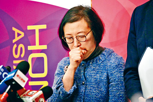 食衞局局長陳肇始在公布武漢個案時，一度咳嗽。