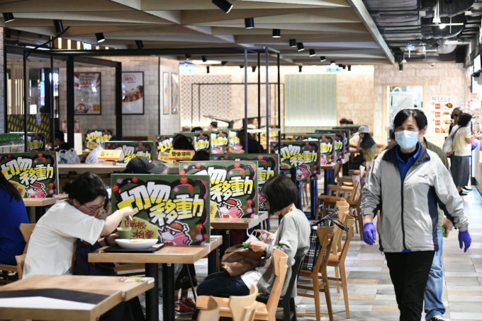 本港疫情緩和，陳肇始昨日宣布將放寬部分社交距離措施，由周五起餐廳食肆每枱人數由4人放寬至6人。資料圖片