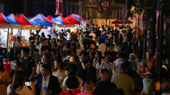 黄家和认为「香港夜缤纷」可以带动消费气氛，建议恒常化「夜缤纷」活动。资料图片