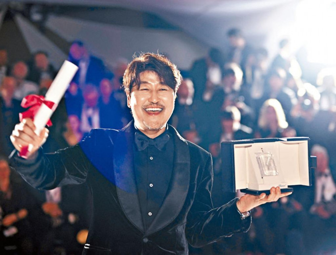 宋康昊凭《孩子转运站》夺得最佳男主角，成为首位获封康城影帝的韩国影星。