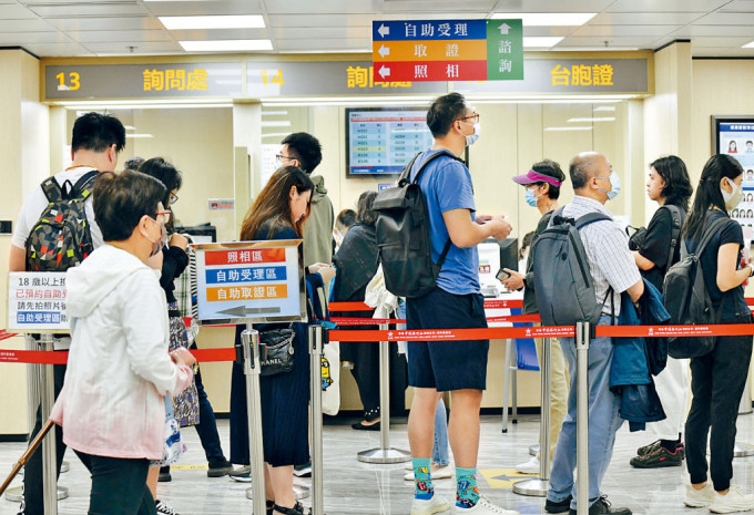 香港与内地通关后，引发回乡证续领潮，到换领中心换证的人潮源源不绝。