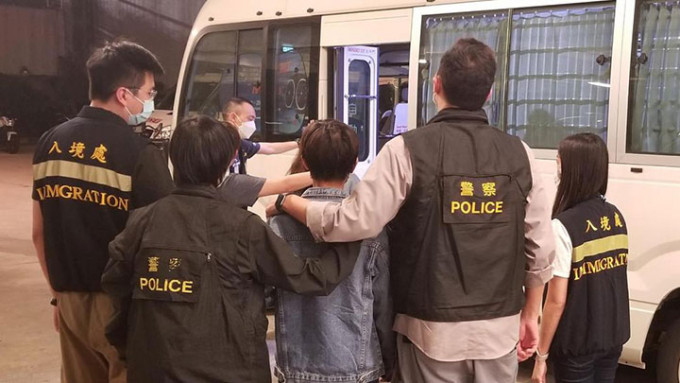 警方與入境處拘捕5名非華裔女子。警方提供