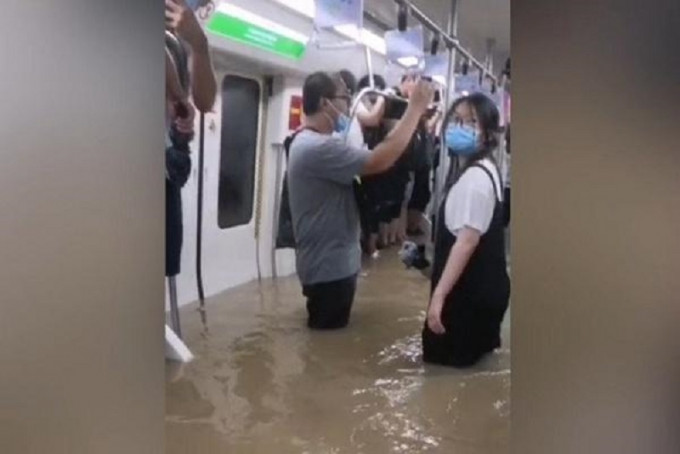 河南郑州市地铁水浸导致多人死亡。网上图片