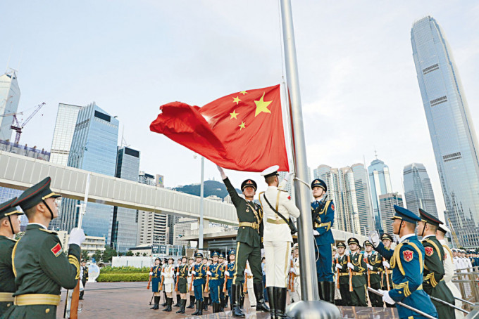 解放軍駐港部隊昨日在中區軍用碼頭舉行升國旗儀式。