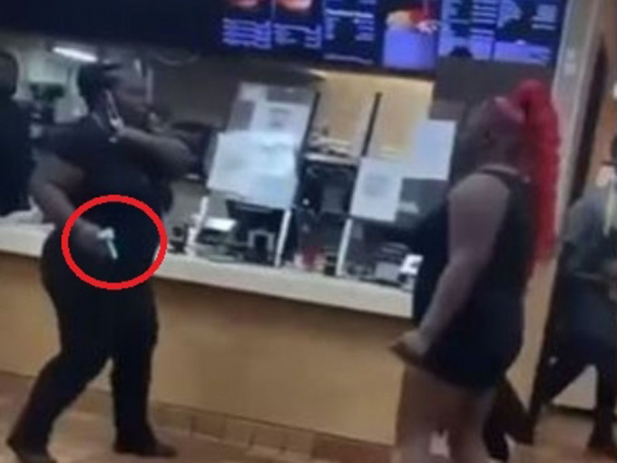 美国乔治亚州亚特兰大麦当劳店员拔枪指吓不戴口罩顾客。