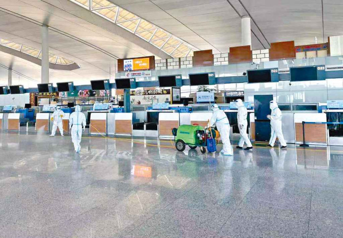 南京祿口國際機場新冠陽性升至十七例，工作人員在機場T2航站樓內進行消毒。