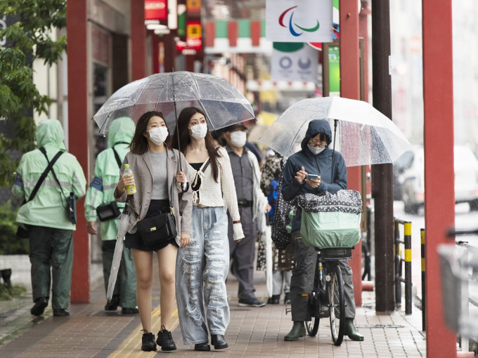 日本政府决定延长9个都府县的紧急事态至下月20日。AP