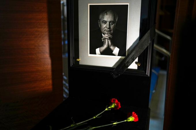 戈尔巴乔夫基金会总部内摆设戈尔巴乔夫的肖像和鲜花。