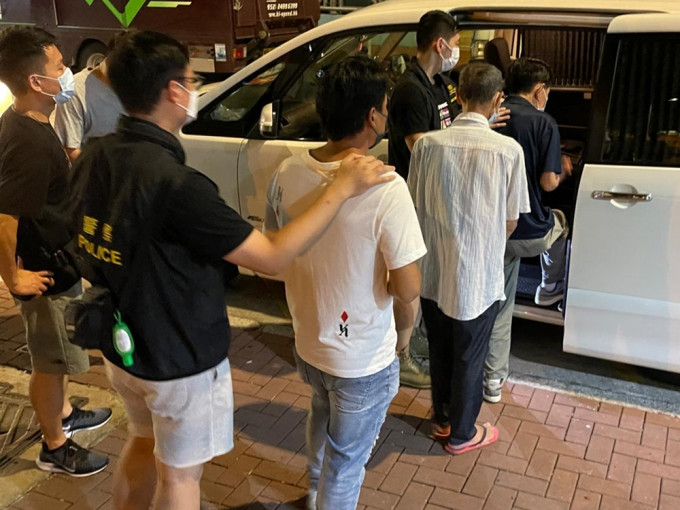 警方于荃湾拘4名男子涉街头聚赌。警方图片