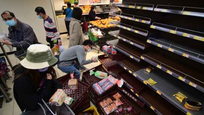 關注團體指第5波疫情觸發的搶購潮，令在港難民無法買到足夠食物。資料圖片