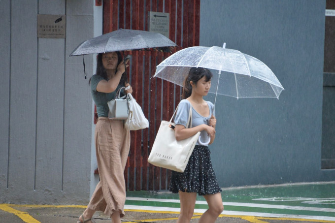 本港今日大致多云，间中有骤雨，局部地区有雷暴。 资料图片