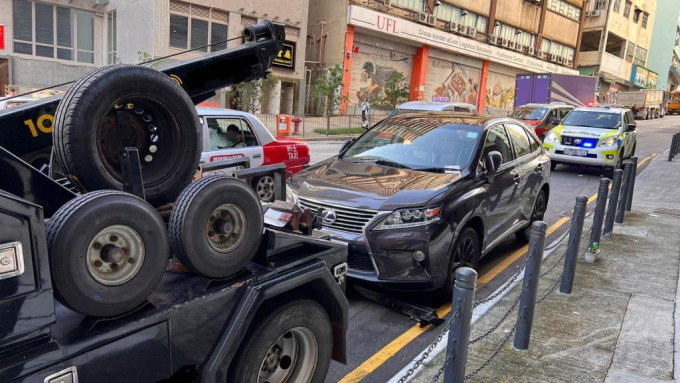 警方在葵青區打擊違泊拖走4輛車。警方圖片
