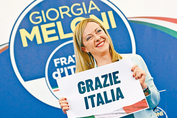 极右意大利兄弟党女党魁梅洛尼周一在党总部发言后，展示「谢谢意大利」的纸板。