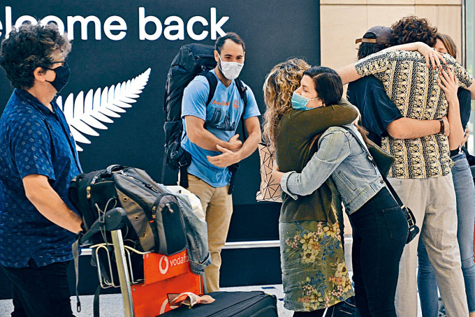 親友周一由紐西蘭抵達雪梨國際機場時相擁。