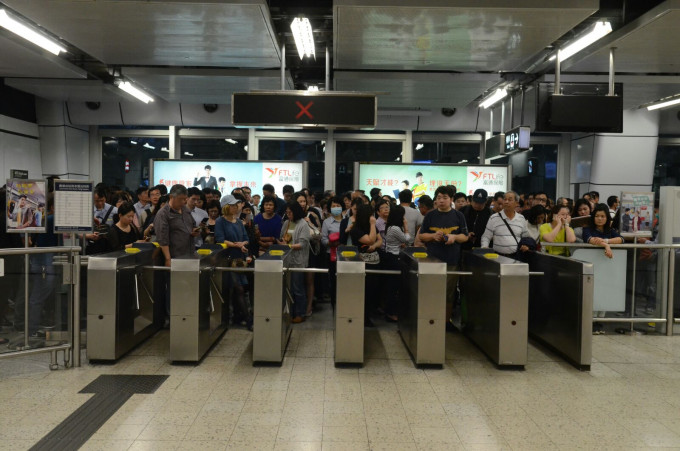 刘天成表示，港铁事后已派出接驳巴士，共接载5000多名乘客。