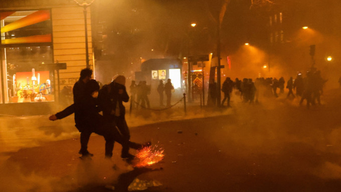 3月23日，巴黎示威者与警方爆发冲突。 路透社