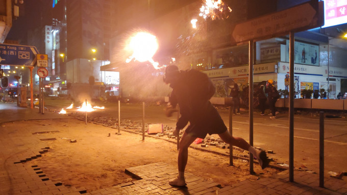 理大冲突当日在外围有示威者与警对峙，部分人投掷汽油弹。资料图片