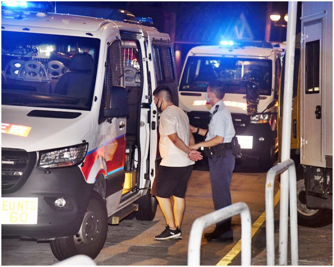 警方拘捕3人。案件交由荃灣警區刑事調查隊第一隊跟進。
