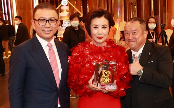 汪明荃获TVB主席许涛和总经理曾志伟颁发大奖。