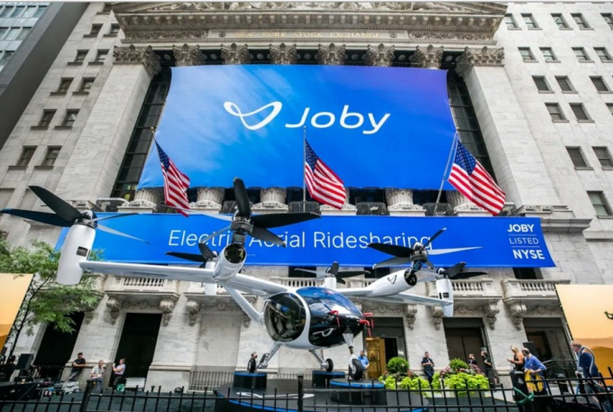 Joby公司2021年上市时, 旗下飞行器出现在纽约证交所外。网上图片
