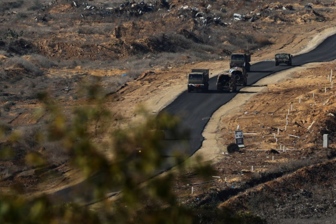 以軍與哈馬斯衝突持續，以軍軍車前往加沙途中。路透社